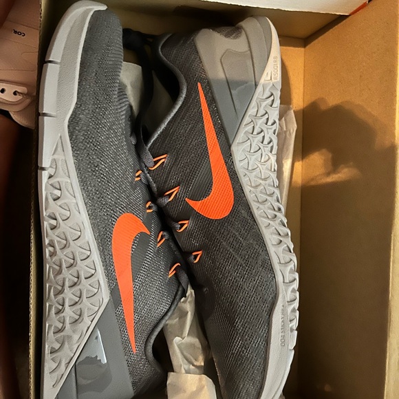 Nike Metcon 3 Size 9.5 Dark Grey / Hyper Crimson - Picture 3 of 4